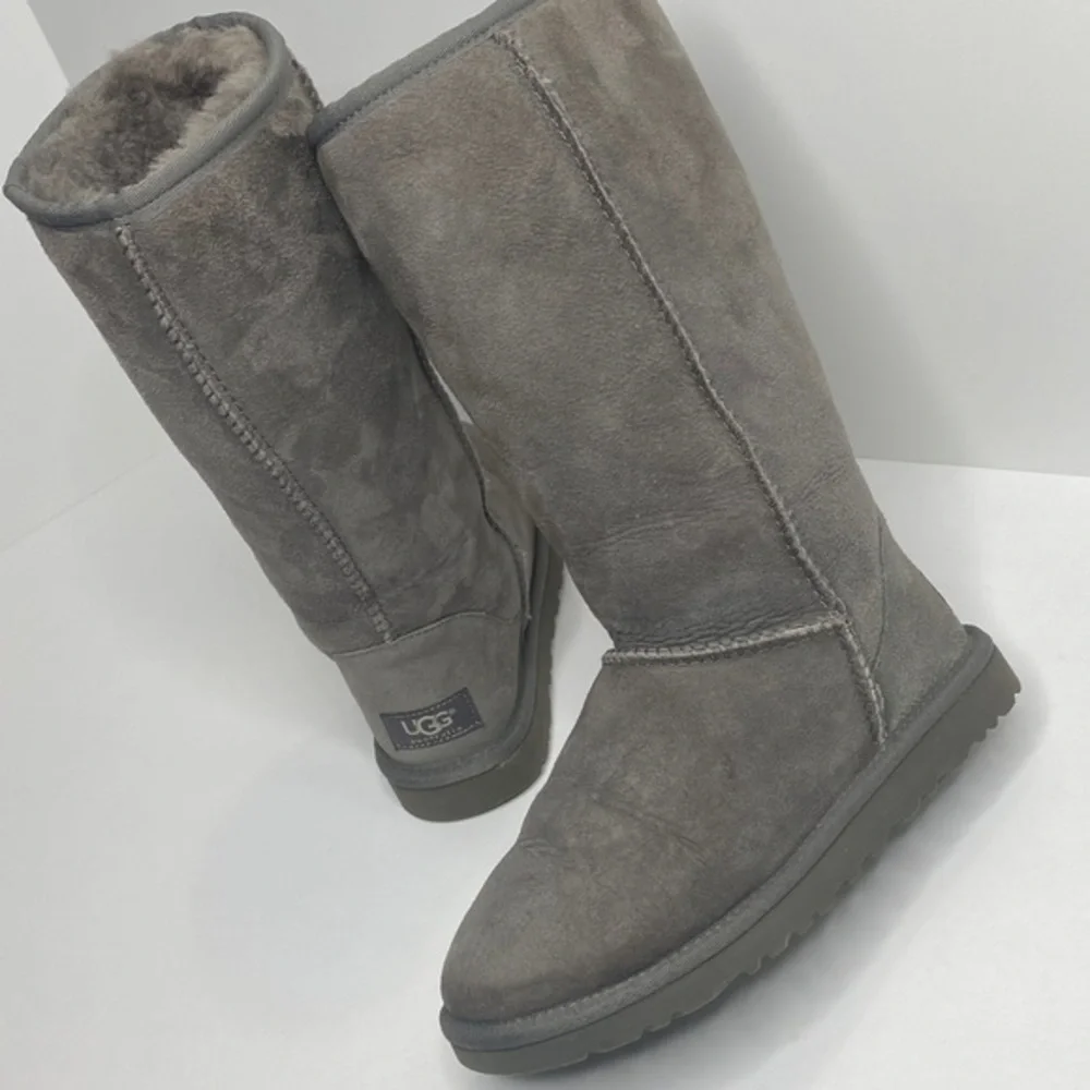 Women’s UGG Classic Gray Winter Tall Boots size 5